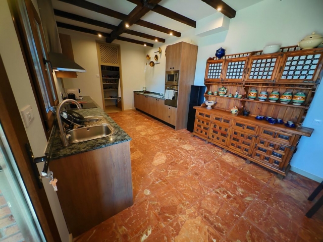 Cocina con mesa