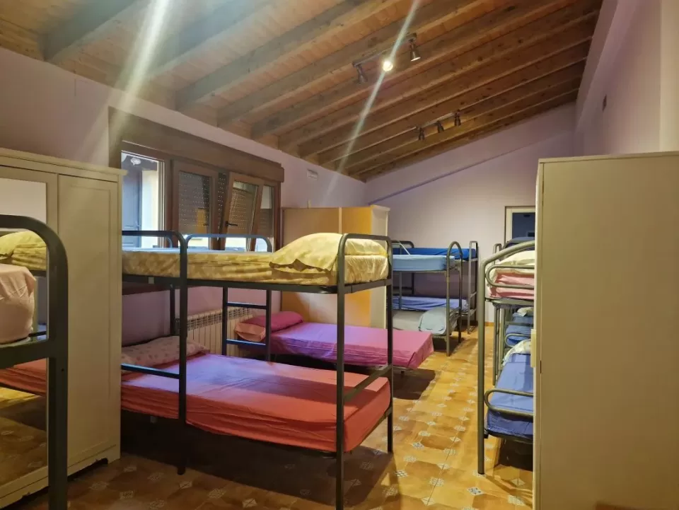 Cama en habitación compartida