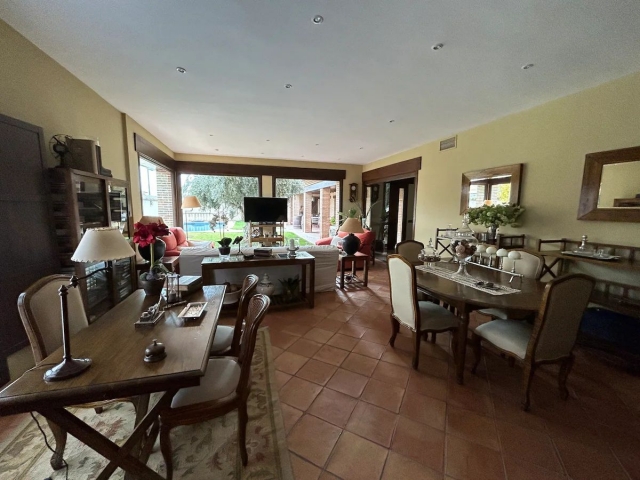 Salon con acceso a la piscina