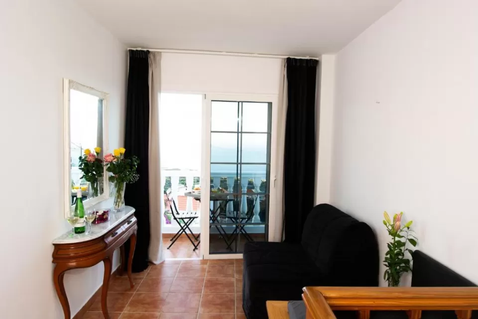 Suite rural con balcón y vistas al mar