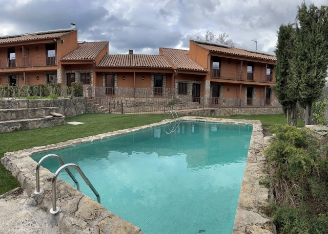 Amplia piscina exterior