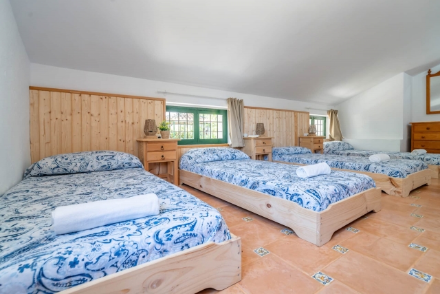 Habitacion con cuatro camas