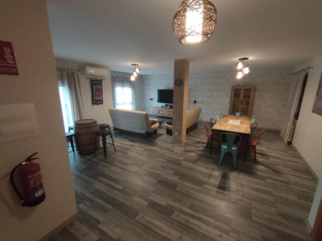 Salon espacioso con comedor
