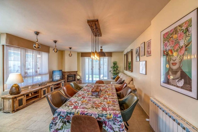 Salon con chimenea de lena