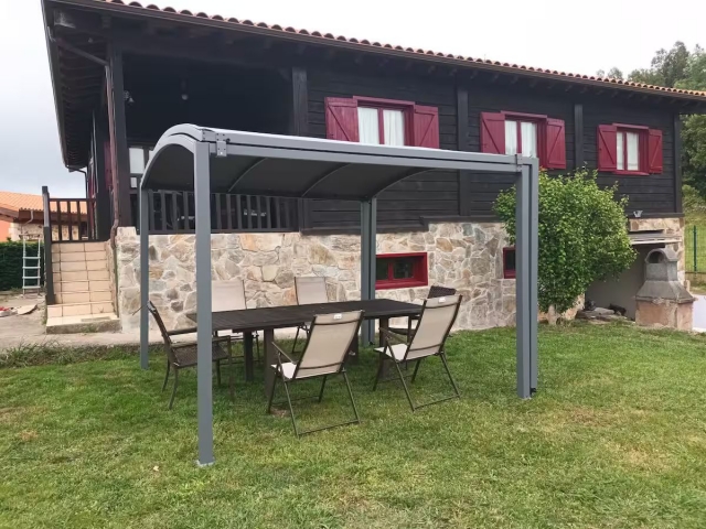 Amplio cenador exterior