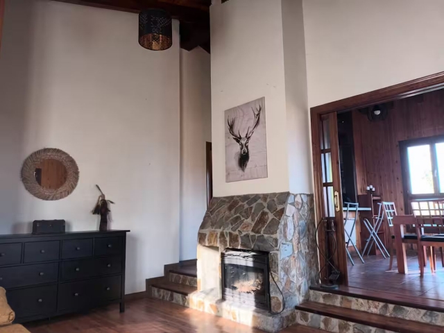 Sala amplia con chimenea en piedra_resultado.jpg