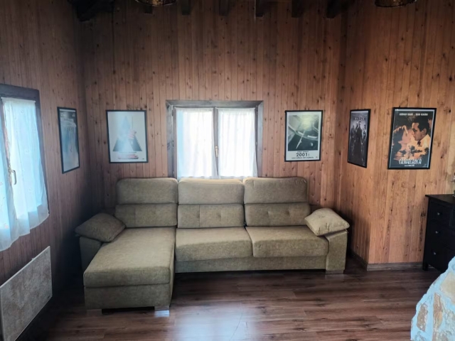 Sala amplia con un sofa