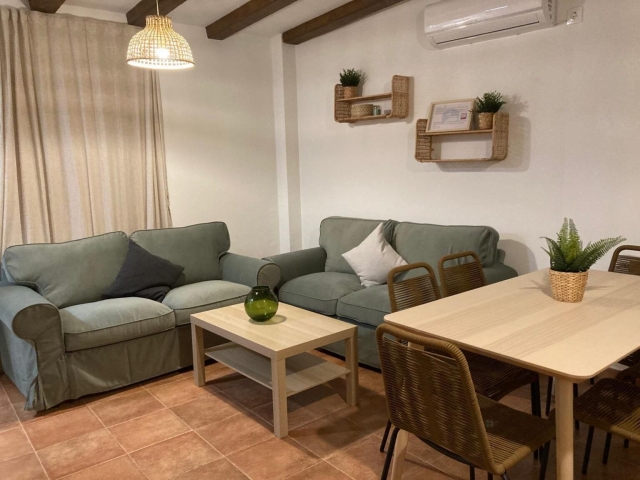 Sala amplia con mesa