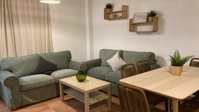 Sala amplia con sofas 