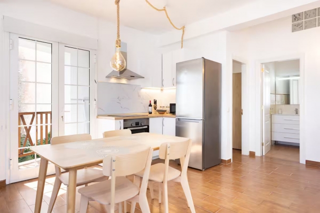 Cocina agradable con mesa