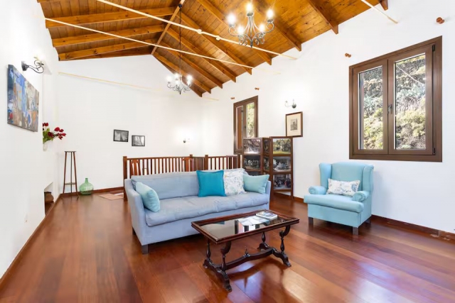 Sala amplia con sillones