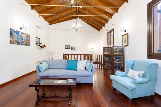 Sala amplia con su escalera