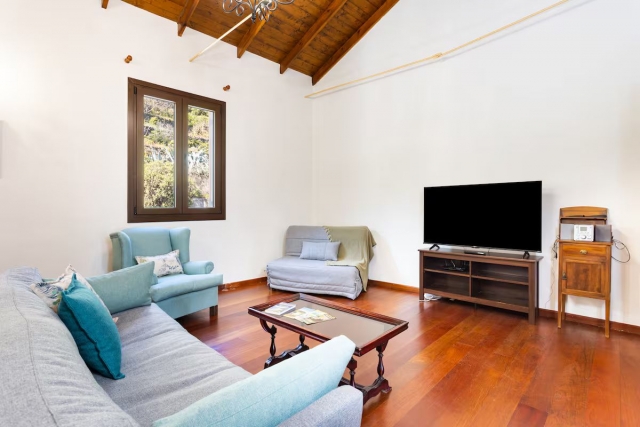 Sala amplia con un sofa 
