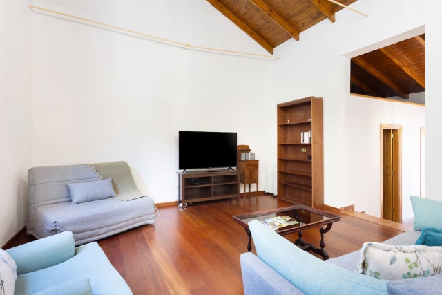 Sala amplia con un sofa