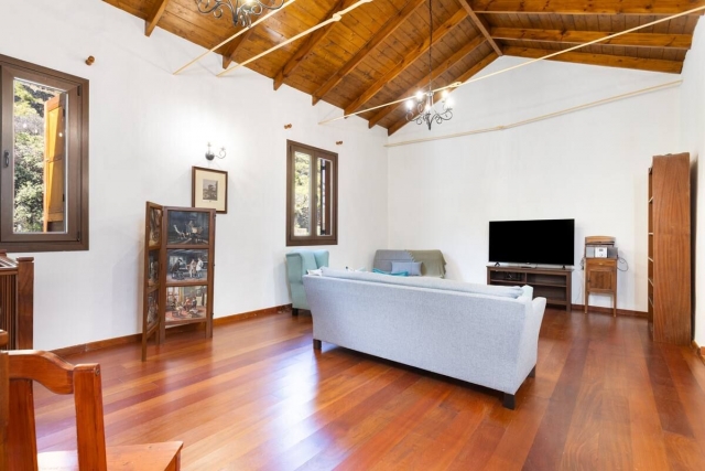 Sala amplia con un sofa