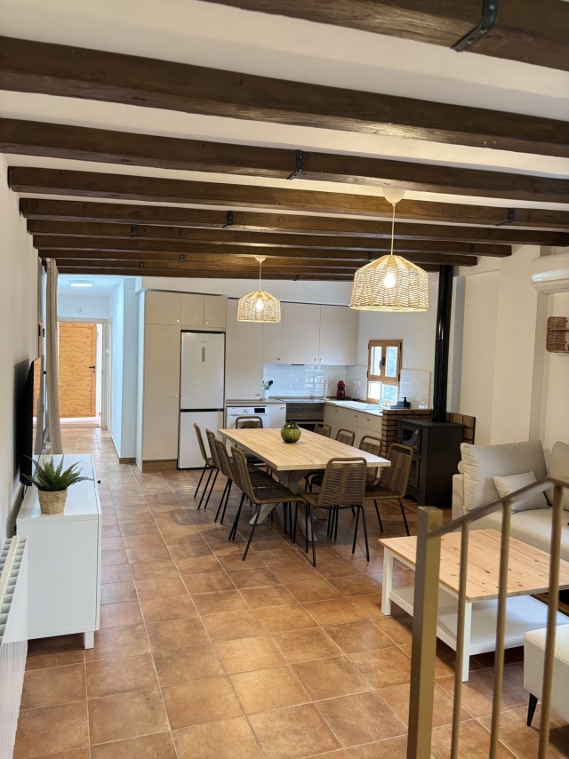 Sala amplia con chimenea