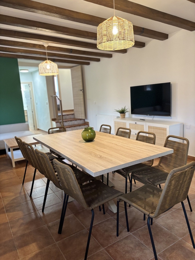 Sala de estar con mesa 