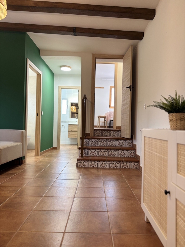 Sala de estar y escaleras