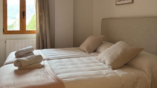 Dormitorio doble con toallas