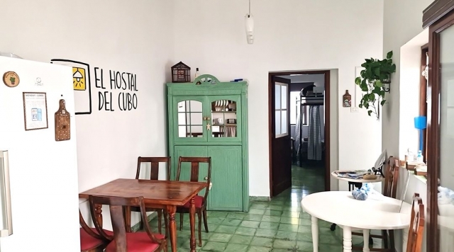 Comedor con muebles
