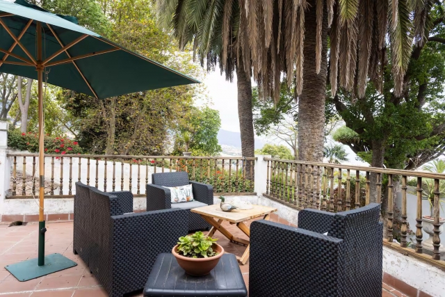 Amplio exterior con sillones