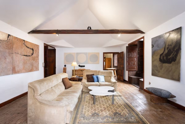 Sala amplia con sillones