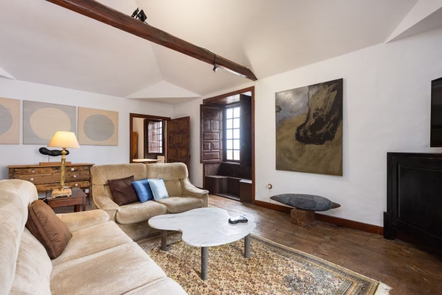 Sala amplia con ventanal