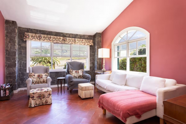 Sala amplia en burdeos 