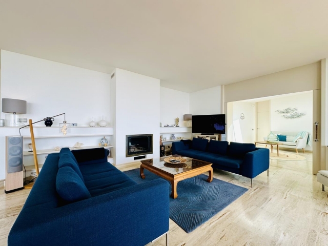 Sala amplia con chimenea