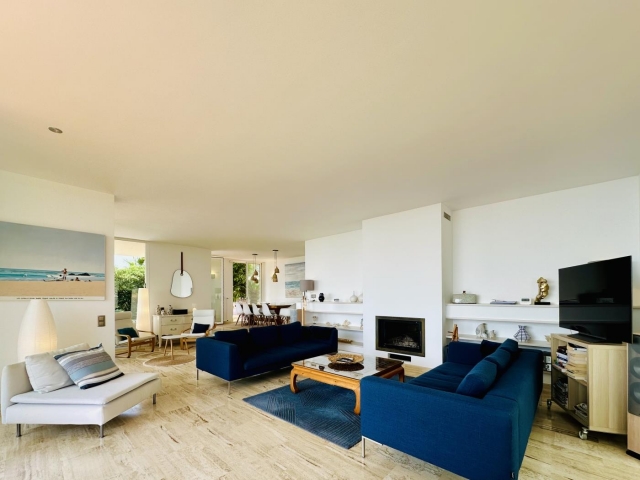 Sala amplia con chimenea