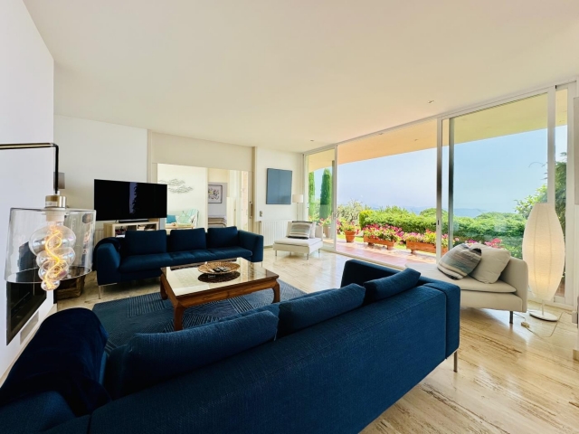 Sala amplia con chimenea
