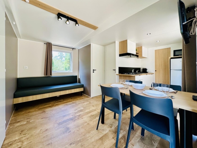 Sala amplia con mesa