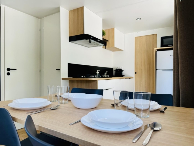 Comedor con mesa puesta