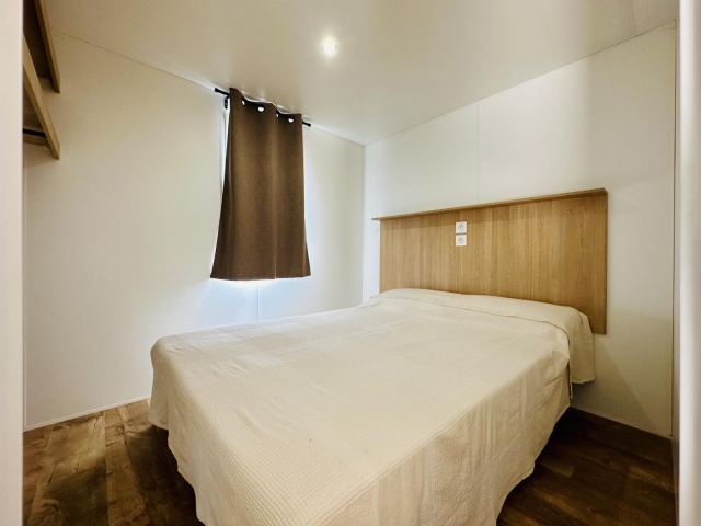 Dormitorio amplio con cama