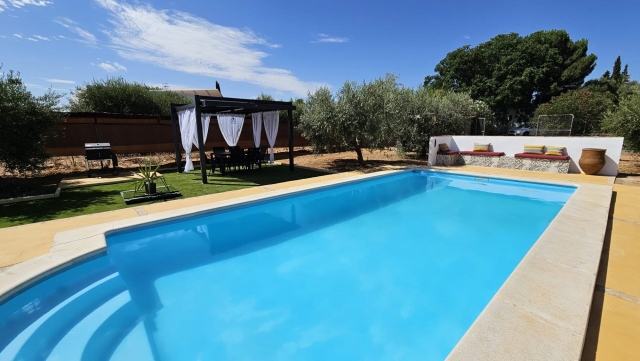 Amplio exterior y piscina