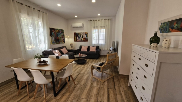 Sala amplia con mesa 