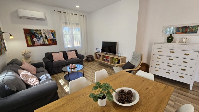 Sala de estar con mesa 