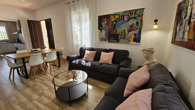 Sala de estar con mesa