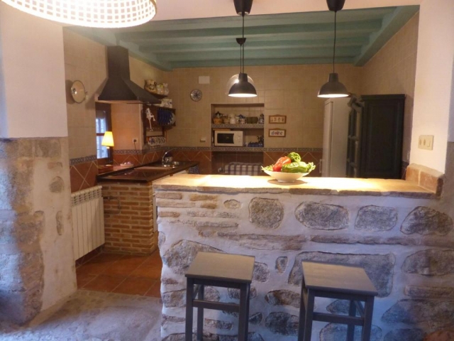 Cocina con barra en piedra