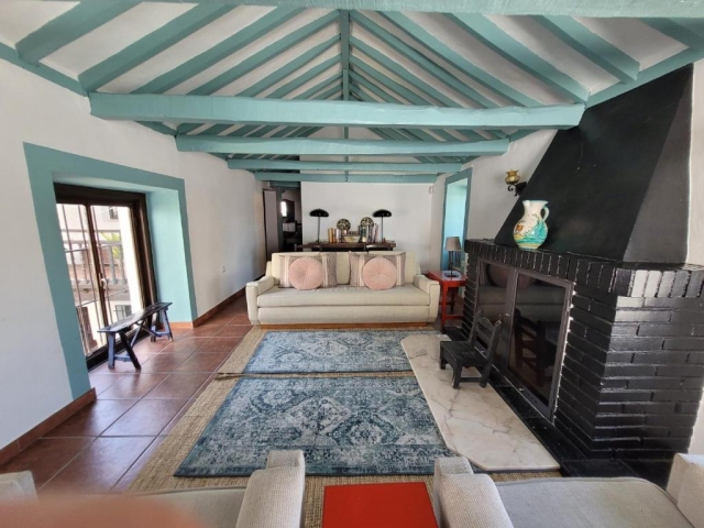 Sala amplia con chimenea