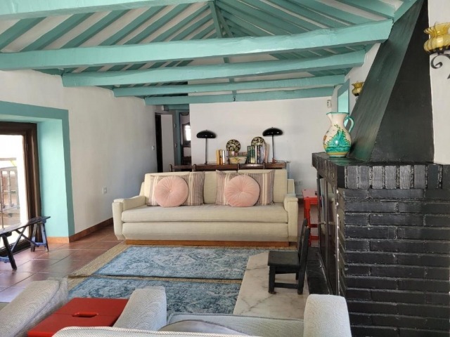 Sala amplia con chimenea
