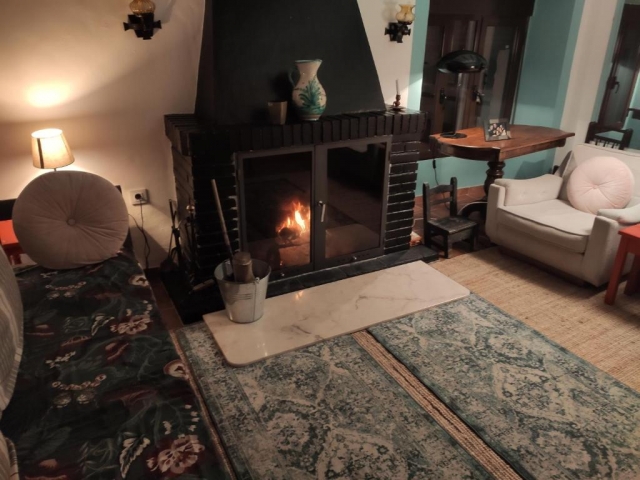 Sala amplia y la chimenea