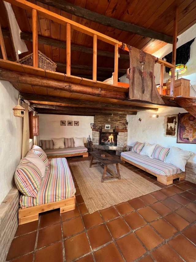 Sala amplia con chimenea