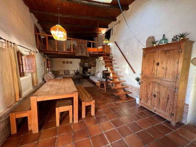 Sala amplia con mesa 