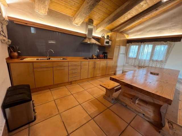 Cocina amplia con encimera