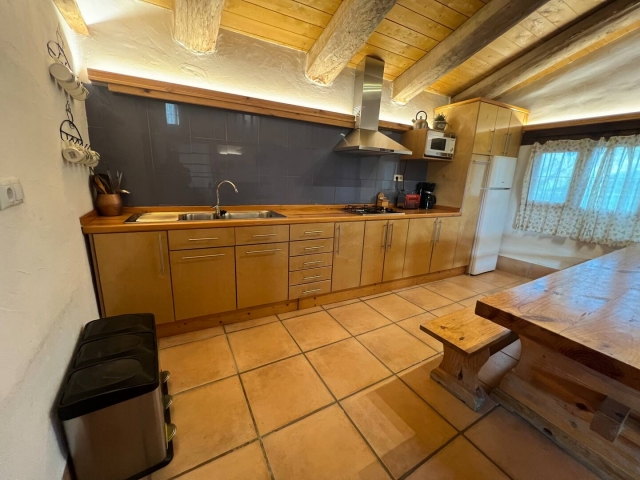 Cocina con mesa