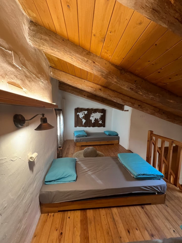 Dormitorio con varias camas