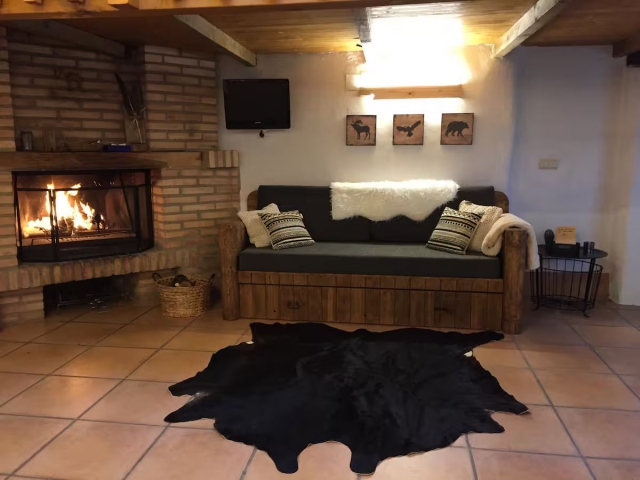 Sala amplia con chimenea 