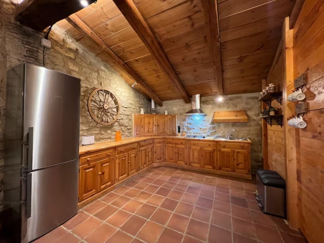 Cocina amplia con armarios 