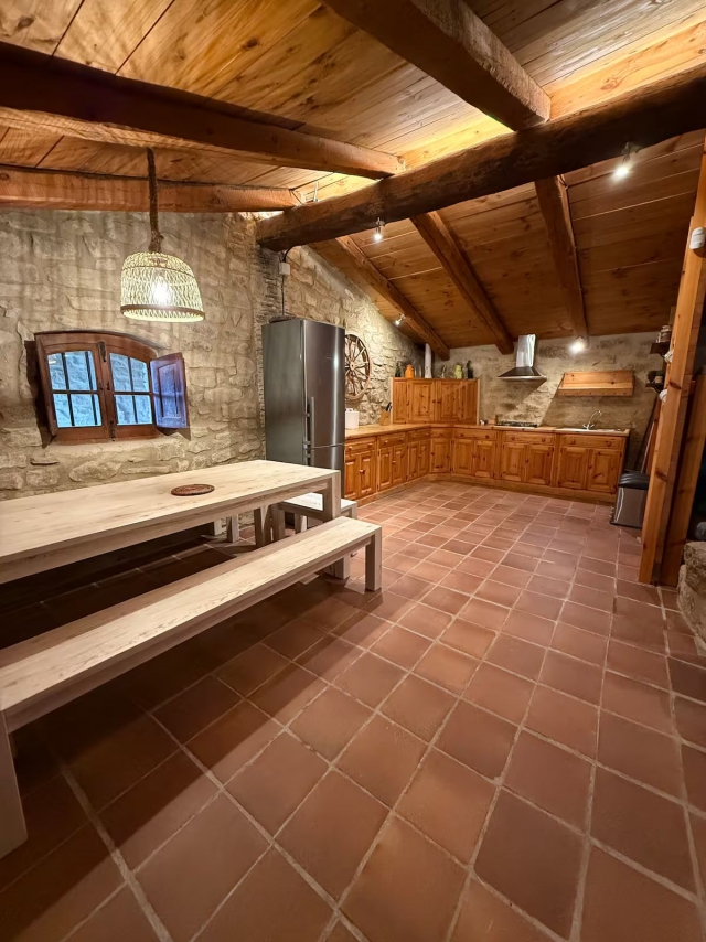 Cocina con mesa 